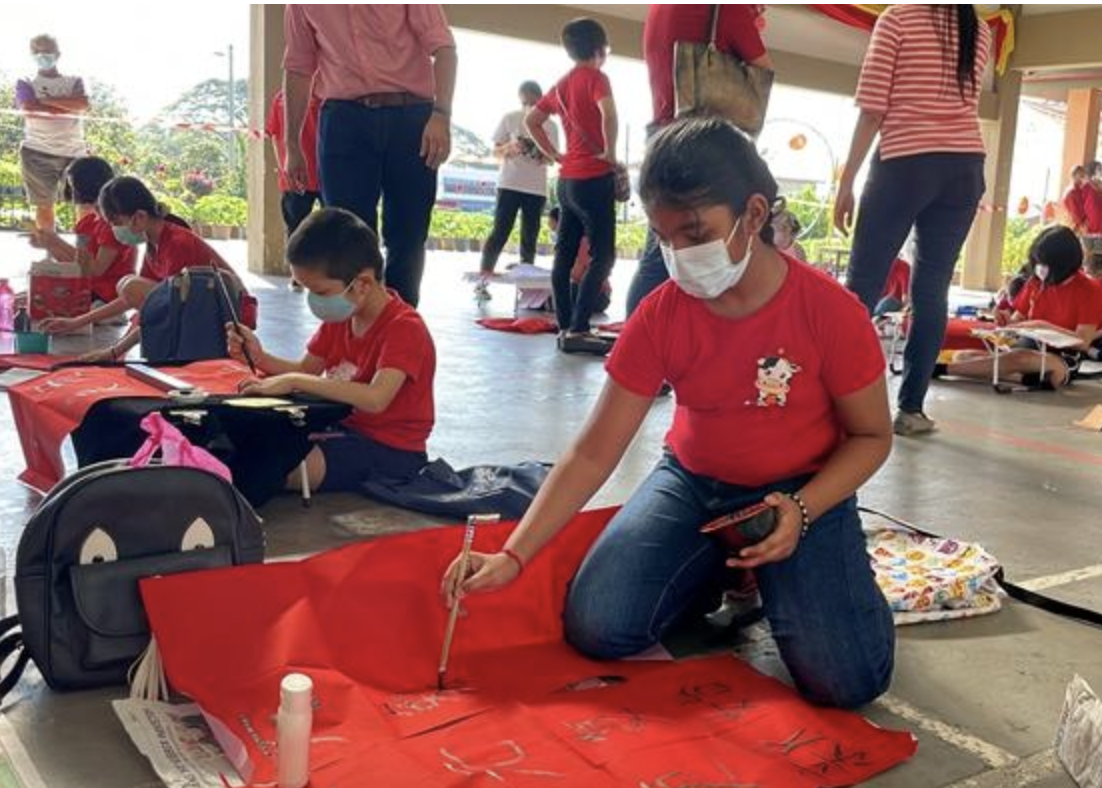 马来西亚华人新村“家家户户贴春联” 各族小朋友提笔共挥春